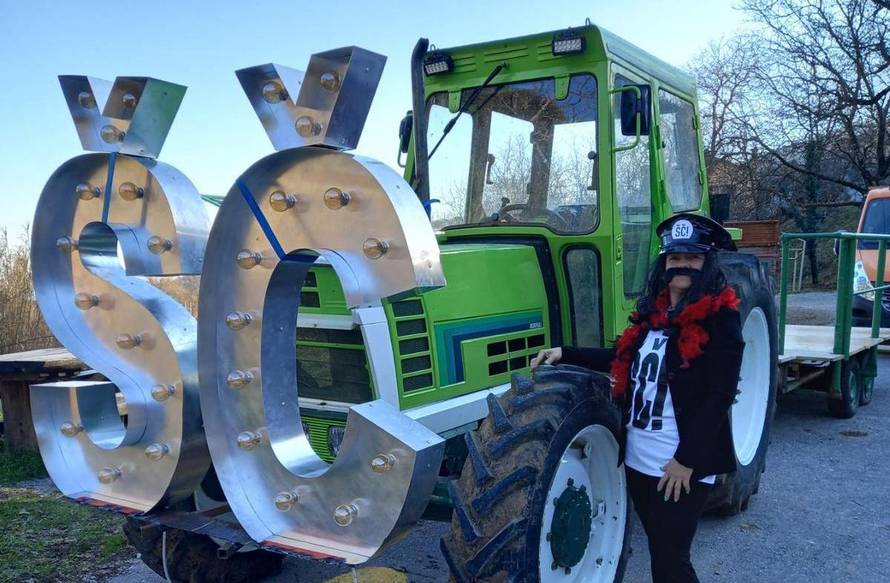 VIDEO Let 3 došli traktorom na Doru: Zabavljali su se u prikolici dok su fanovi glasno pjevali 'ŠČ'