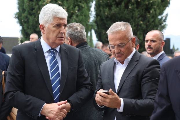 Posljednji ispraćaj Ante Ćorušića na groblju u Lovreću