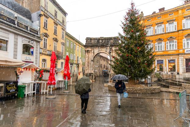 U Puli od ranog jutra pada gusti snijeg