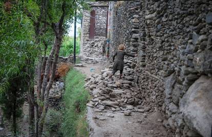 Utrka s vremenom: Spasioci nakon potresa nastoje doći do zabačenih sela i naći preživjele