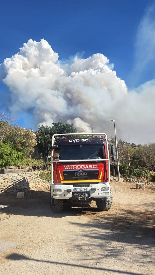FOTO Potresne scene s Brača: Vatrogasci spavali na podu nakon gašenja požara...