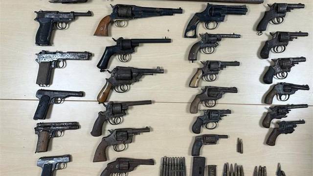 Sinjska policija od muškarca (69) zaplijenila 18 revolvera, pet pištolja i lovačku pušku