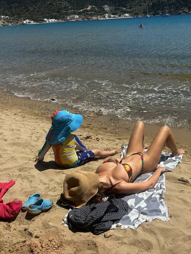 FOTO Emily Ratajkowski u uskoj majici pokazala bradavice