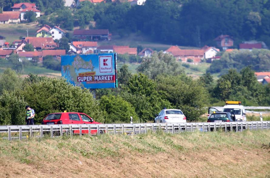 Sudarila se tri auta: Dvoje ljudi je ozlijeđeno, a jedan poginuo
