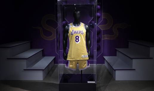 Dres Kobeja Bryanta prodali na aukciji za sedam milijuna dolara