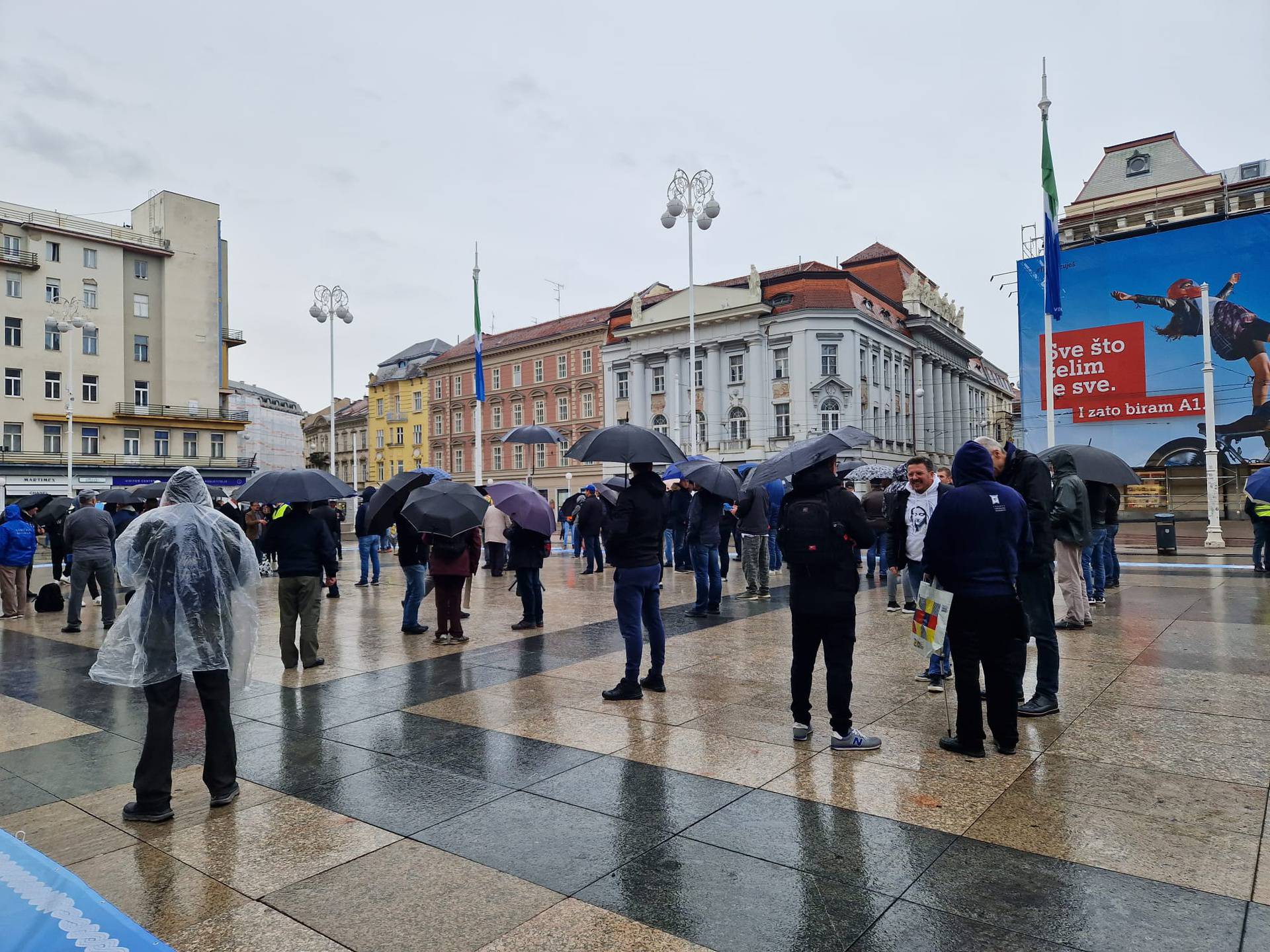 FOTO Molitelji za 'duhovni autoritet' okupili se na kišnom Trgu, bili su i kontraprosvjednici