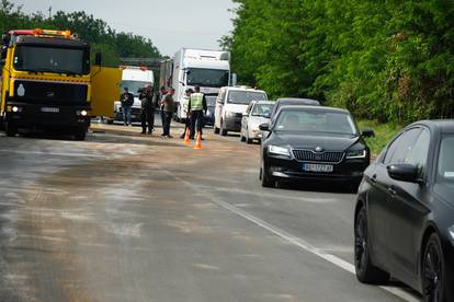 FOTO Stravične scene iz Srbije: Poginuo vozač (34) džipa, zabio se u autobus, ozlijeđeno 37 ljudi