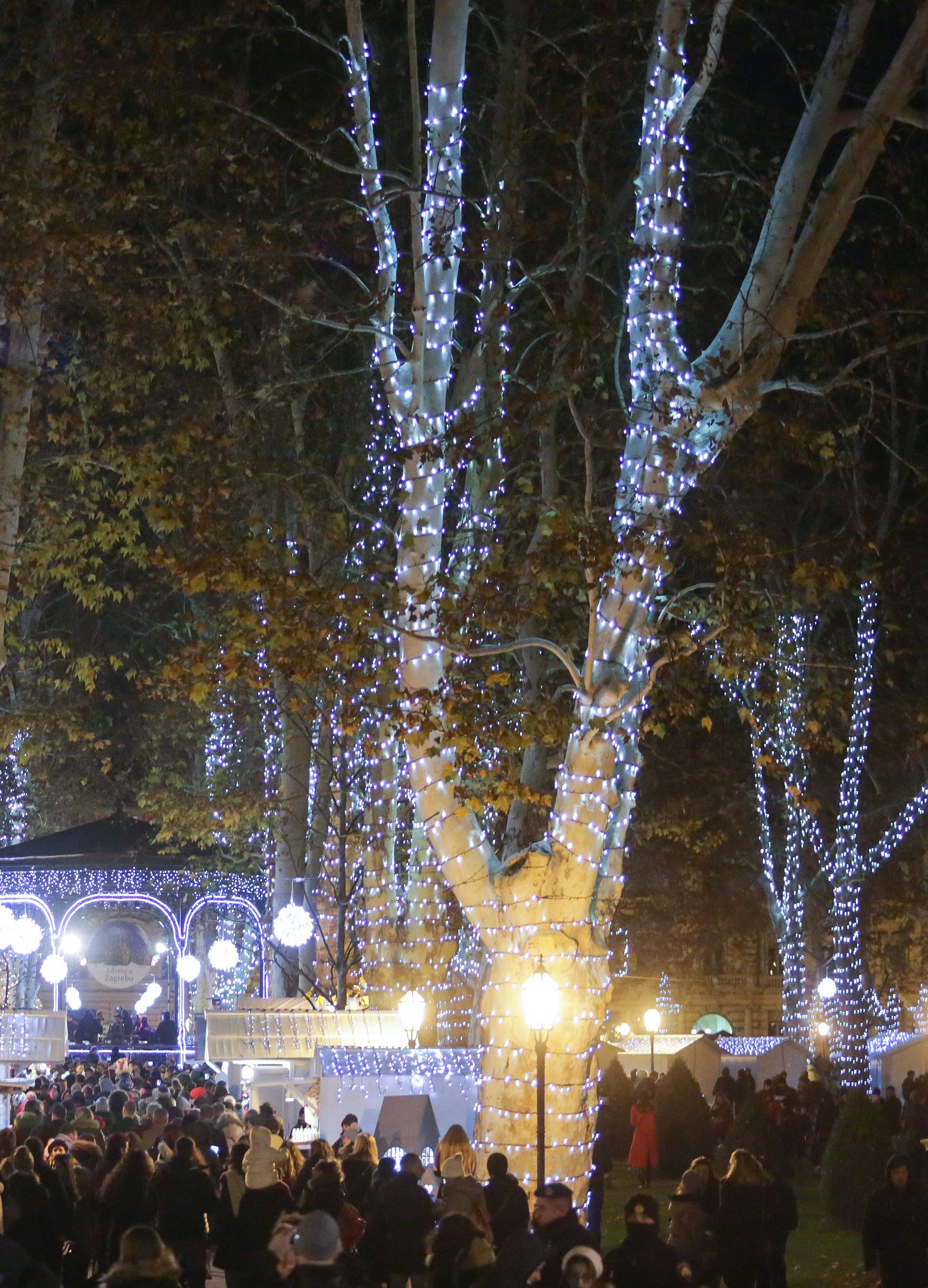 Zasjale lampice na Zrinjevcu, prvi klizači  u Ledenom parku