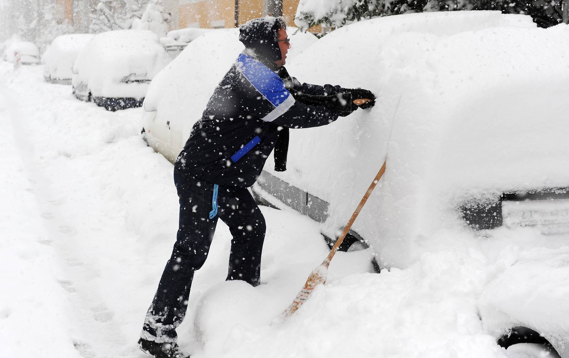 ARHIVA - Zagreb: Gra?ani zapo?eli dan ?iš?enjem automobila od snijega