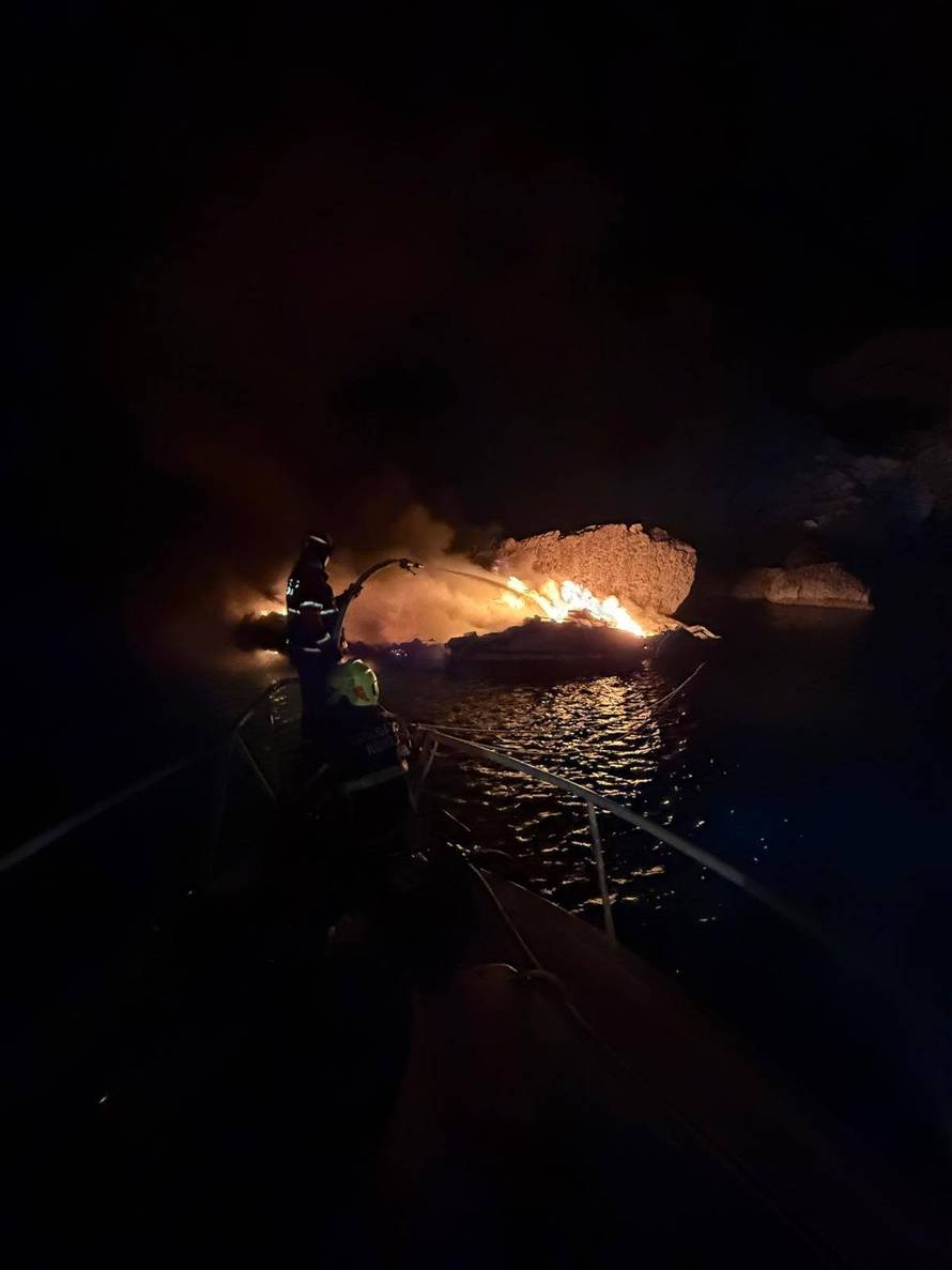 FOTO Izgorjela jahta u Komiži