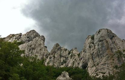 Stijena se odlomila i pala na trojicu penjača na Velebitu