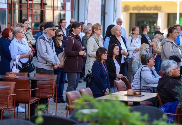 Zagreb: Molitelji na glavnom gradskom trgu