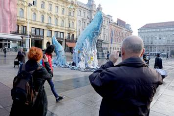 Zagreb: Greenpeace doveo kitove na JelaÄiÄev trg