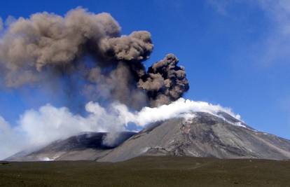 Eruptirao vulkan u Indoneziji, izbacuje pepeo 5000 m u zrak
