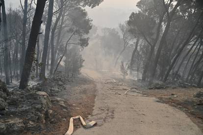 FOTO Teška noć u Tučepima: Umorni vatrogasci leže na cesti, vatra zahvatila kuće, ranč...