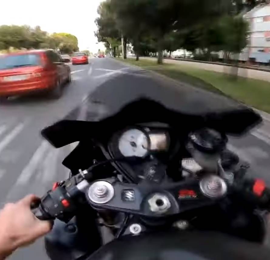 Nije normalan: Jurio Splitom, radi prekršaje, još se i snima!