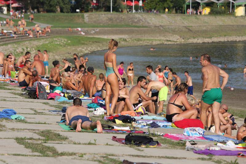 Ma koje Zrće: 'Copacabana' u Osijeku krcata je seksepilom