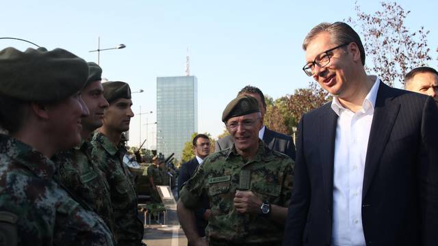 Beograd: Aleksandar Vučić obišao prikaz sredstava naoružanja i vojne opreme