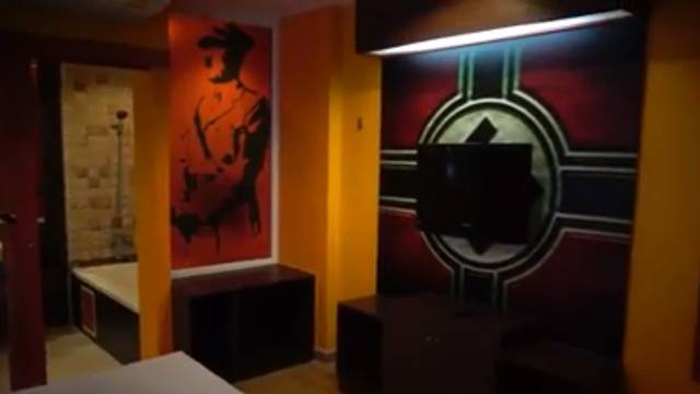Dok se seksaš gleda te Führer: Sobu ukrasili slikama Hitlera...