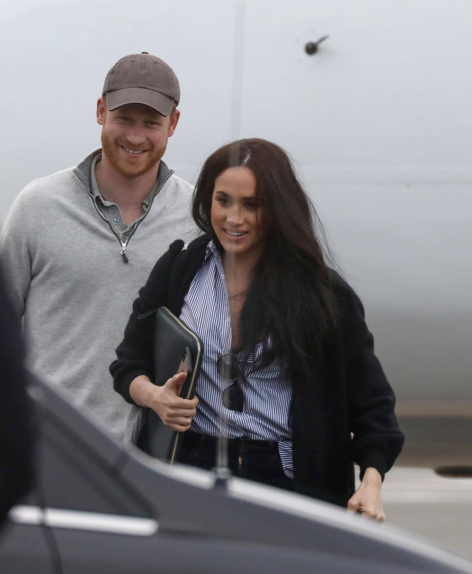 *PREMIUM-EXCLUSIVE* Meghan her Mark! Duchess leads Harry back to Canada