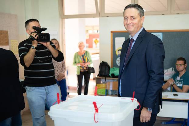 Tuzla: Kandidat za člana Predsjedništva Bih Denis Bećirović na biračkom mjestu