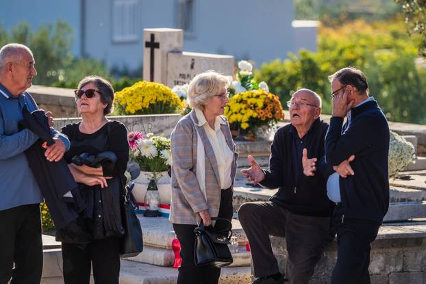 Kaštel Stari: Groblje Sv. Nikole i misa povodom blagdana Svih svetih