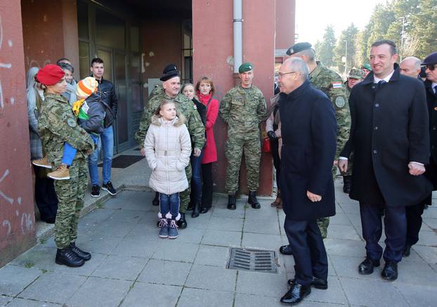 Knin: Šundov i Krstičević uručili ključeve stanova pripadnicima Gardijske mehanizirane brigade