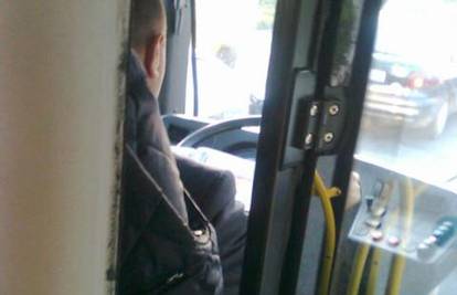 Vozač busa čitao novine u vožnji i ugrozio putnike