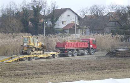 Dovozili zemlju i zatrpali kanal, a nemaju dozvolu