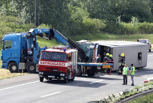 U sudaru autobusa i auta na A3 dvije osobe poginule, više ozlijeđenih