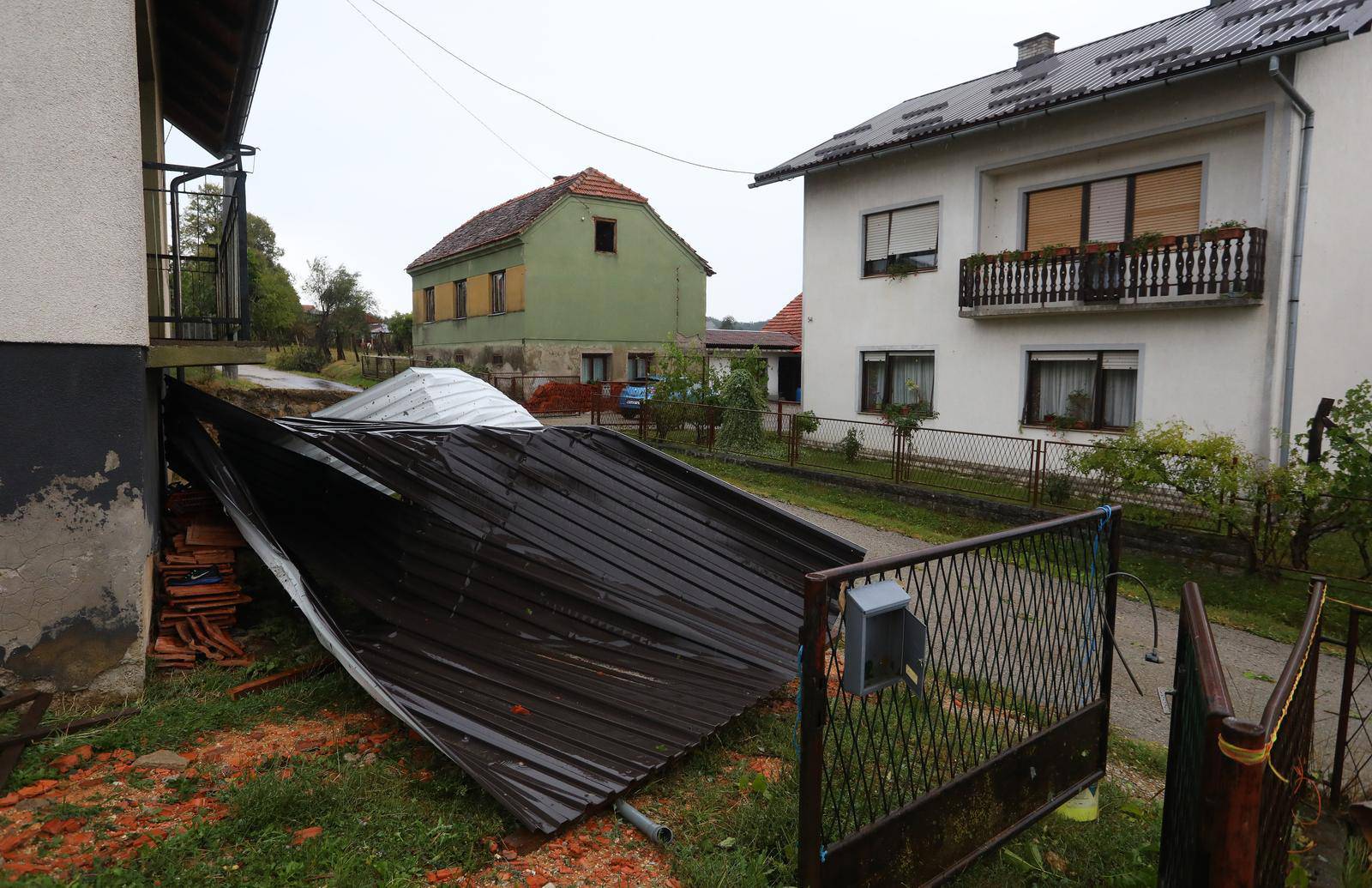 Snažno nevrijeme pra?eno kišom i olujnim vjetrom protutnjalo je Karlovcem i okolicom