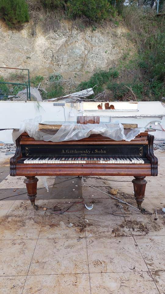 Na splitskim Bačvicama netko je ostavio klavir iz 19. stoljeća: 'Tko je ovo bacio je pravi krkan'
