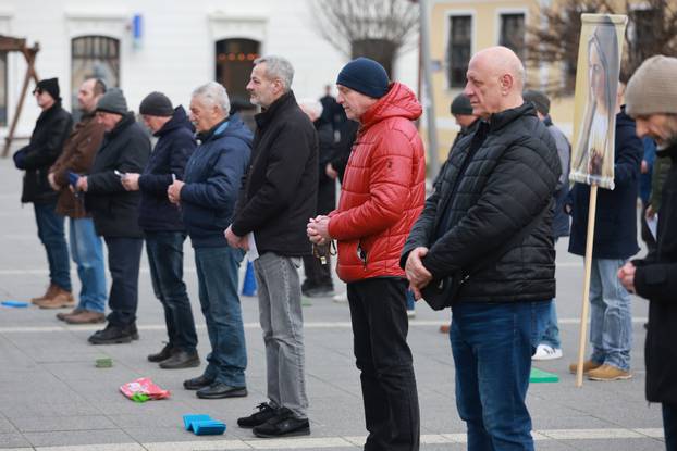 Performans Tiha misa ispred katedrale u Đakovu