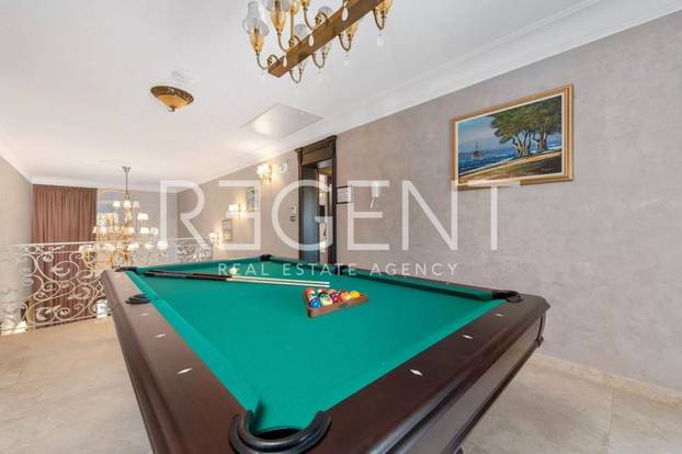 FOTO Luksuzna vila u Vodicama ima grijani bazen, saunu, biljar, jacuzzi... I cijena je 'raskošna'