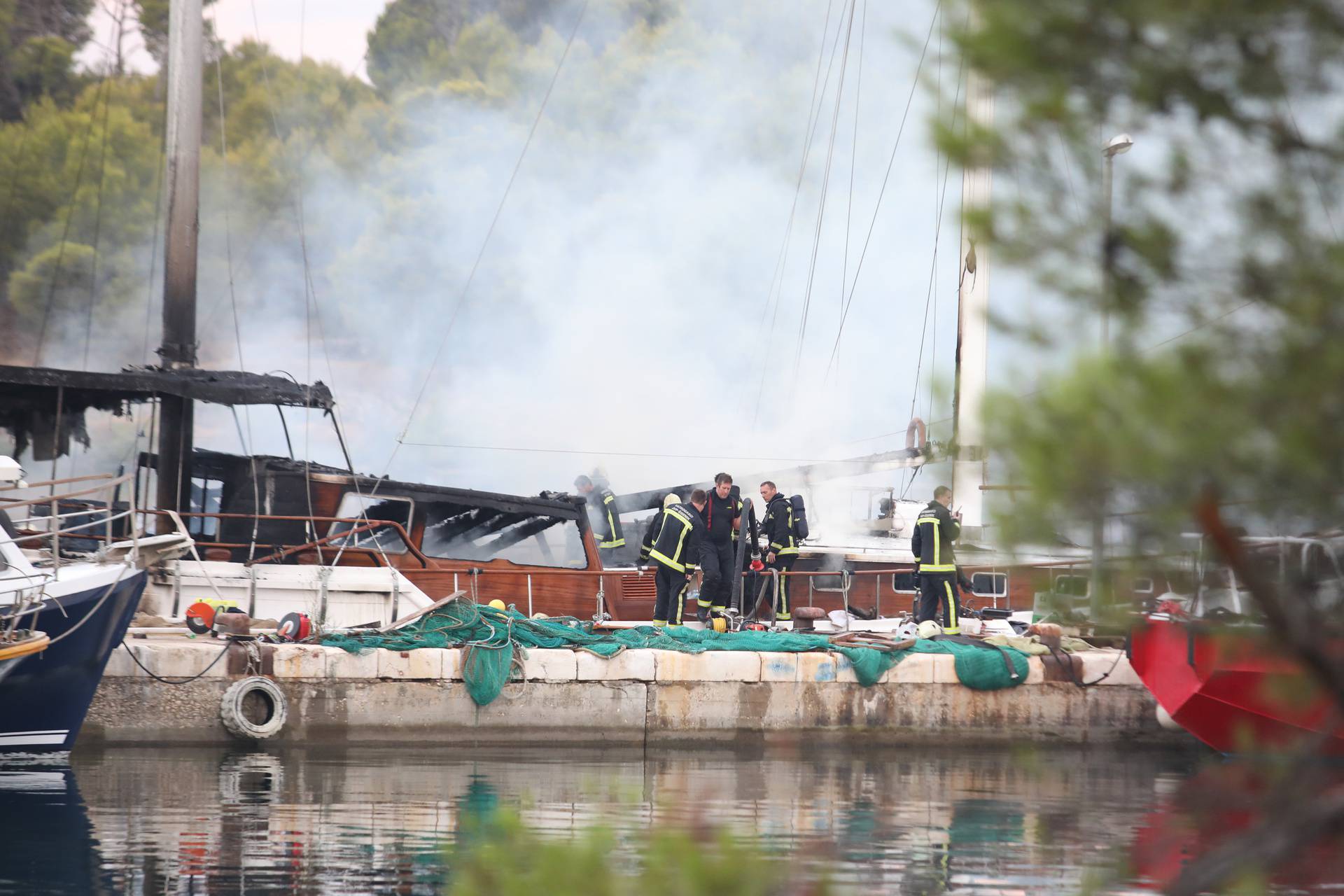 Šibenik: Izbio požar na turističkom jedrenjaku, očevid u tijeku