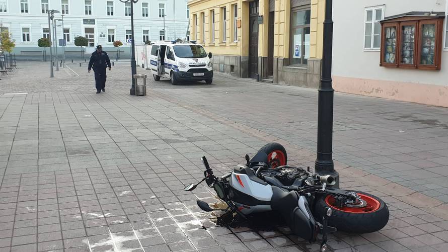 Vozio se motorom po pješačkoj zoni pa udario u rasvjetni stup