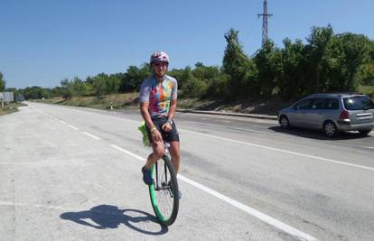 Vježbao godinu dana: Prešao je Istru na monociklu na 35 °C