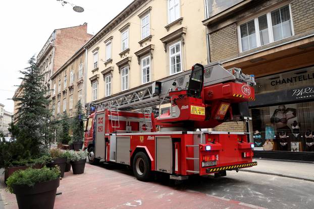 Zagreb: Intervencija vatrogasaca zbog pada žbuke u Masarykovoj ulici