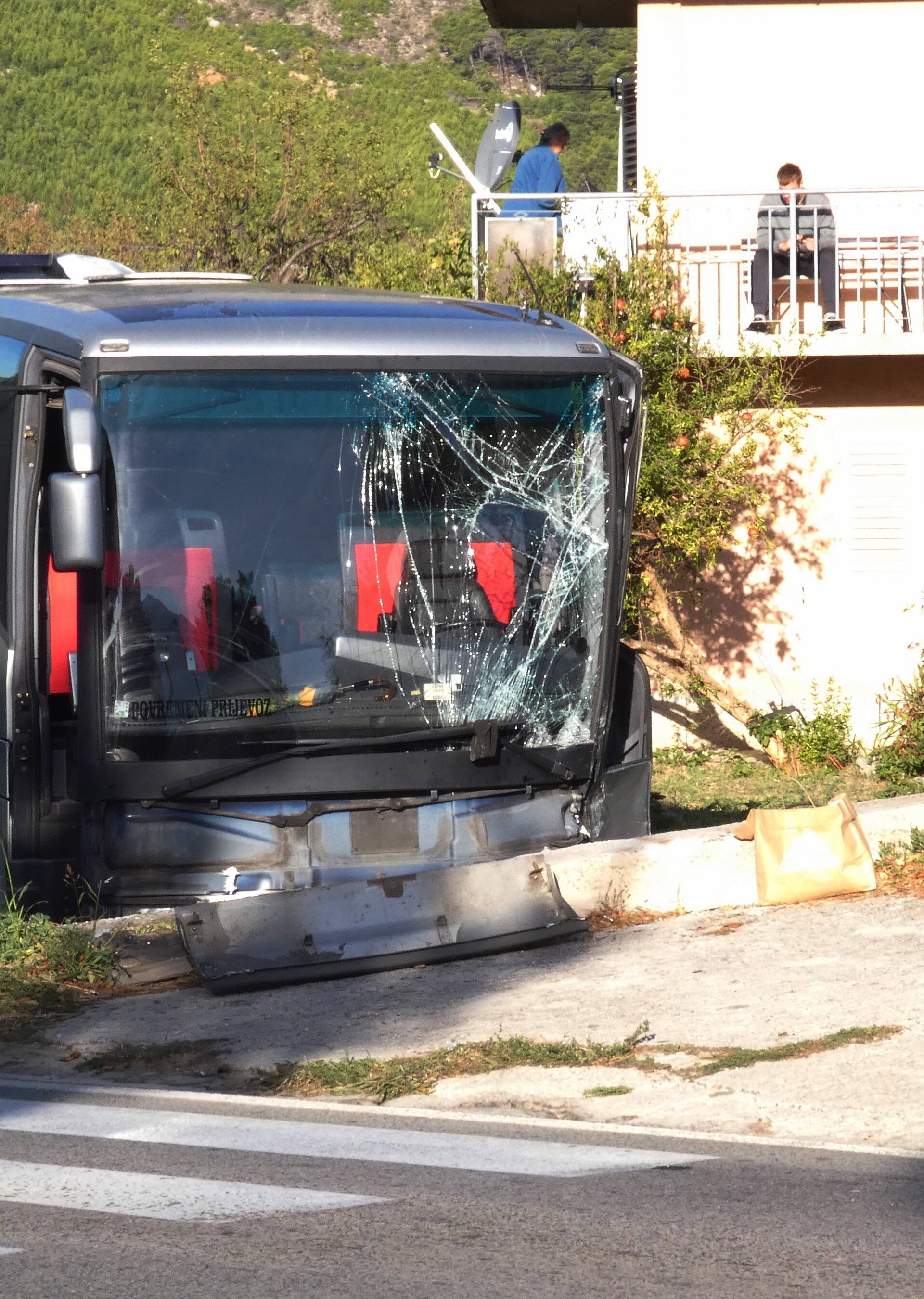 Sudarila se dva busa i auto, 14 ozlijeđenih, žena je preminula...