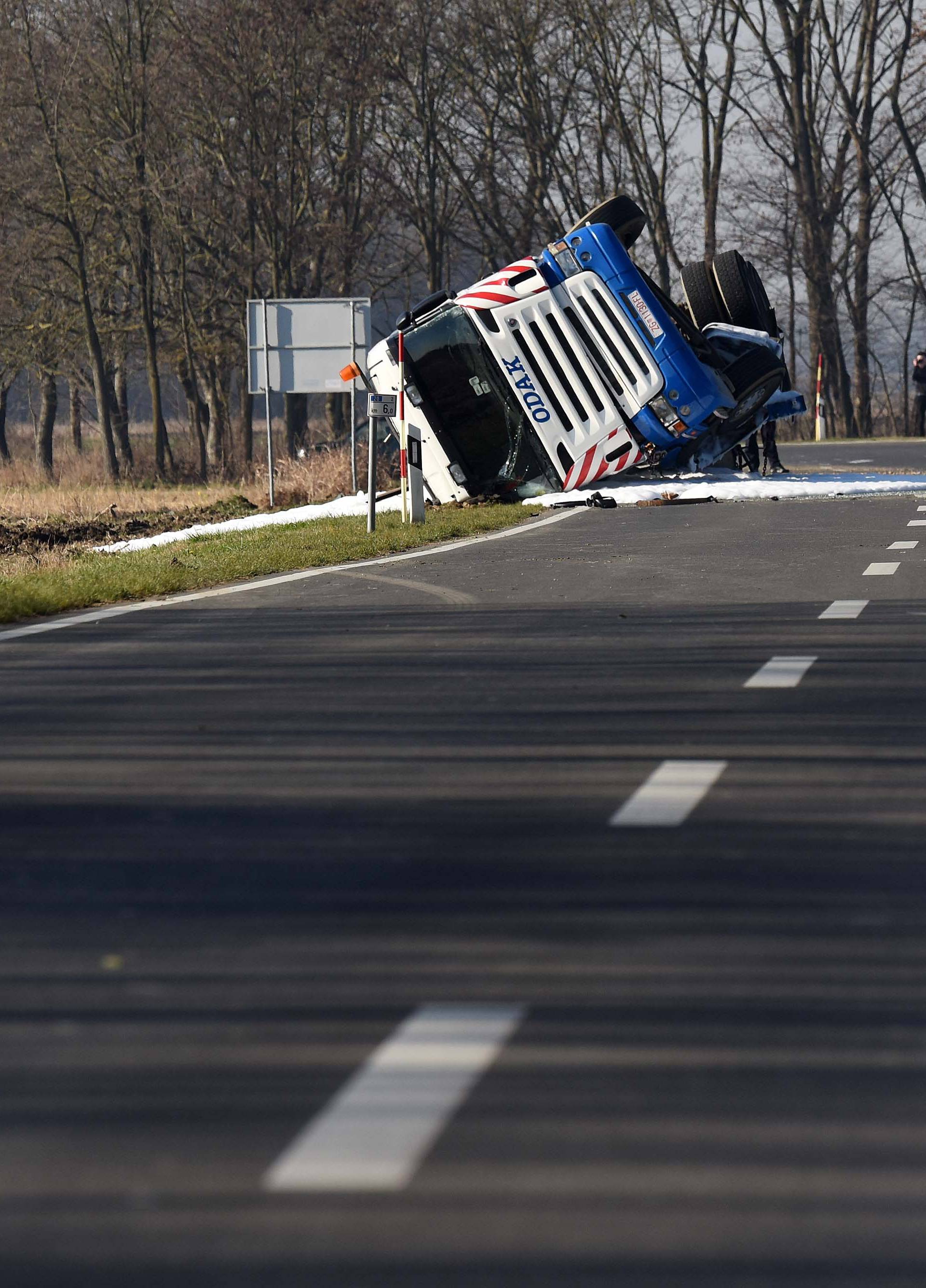 Nesreća kod Preloga: Prevrnuo se šleper, vozač je ozlijeđen