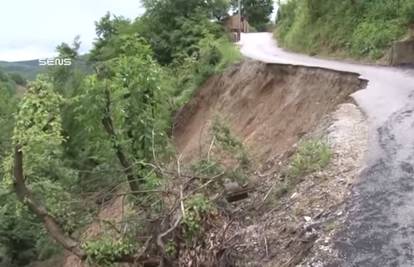 Klizište kod Kaknja odnijelo je život majci, djevojčica spašena