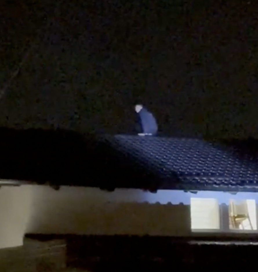 DRAMA KOD DUGOG SELA Mislili da im provaljuje u kuću pa se popeo na krov! Evo snimke