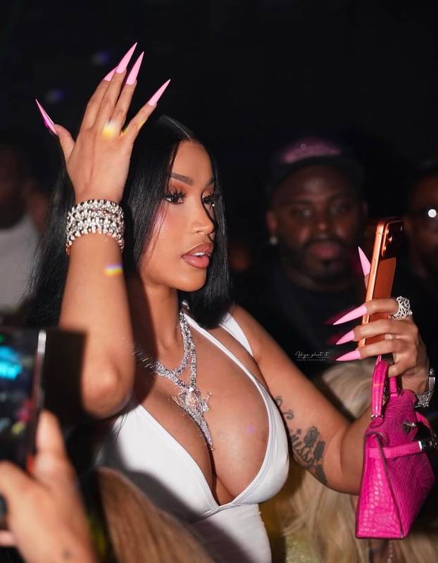 Cardi B 'partijala' s Teyanom Taylor: Na razuzdanom partiju pokazala je bradavice i guzu