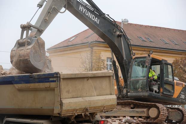 Zagreb: Rušenje stare kuće na raskrižju Selske, Ilice i ulice Sv. Duh u kojoj je nekada bila pekara Sveti Duh