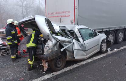 Detalji nesreće na A3 u kojoj je poginula žena: Bus je zakucao Volkswagen ravno pod kamion