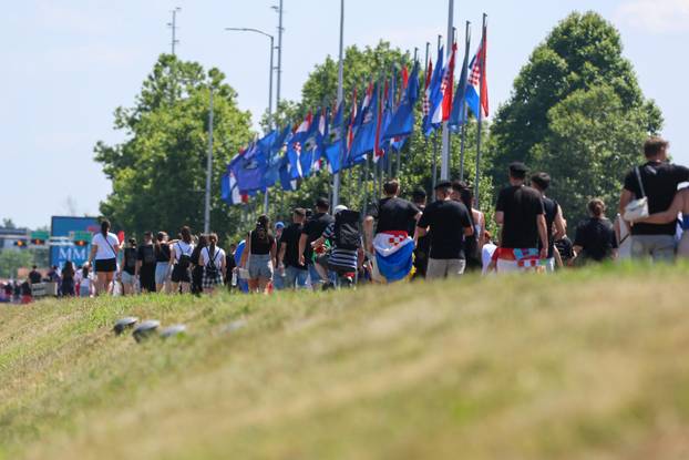 Zagreb: Tisuće fanova Thompsona prolazi Mostom mladosti koji je zatvoren za promet