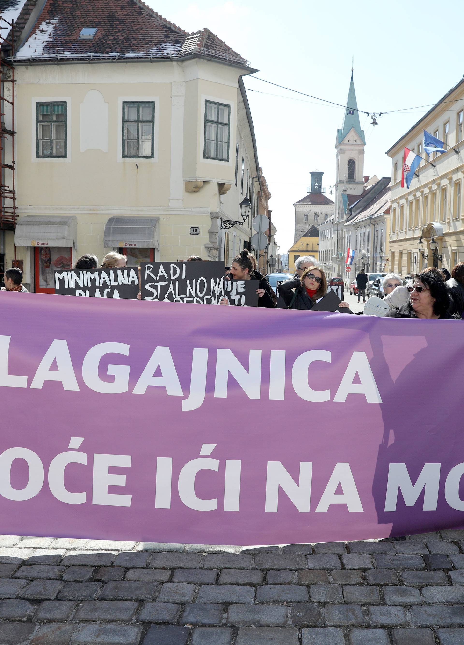 Prosvjed žena pred Vladom: Predale Plenkoviću zahtjeve