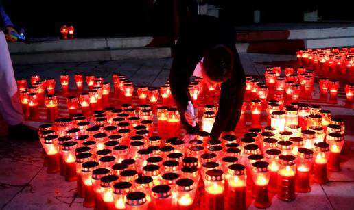 FOTO Hrvatska za Vukovar i &Scaron;kabrnju. Gra&dstrok;ani diljem zemlje pale svije&cacute;e za pale heroje