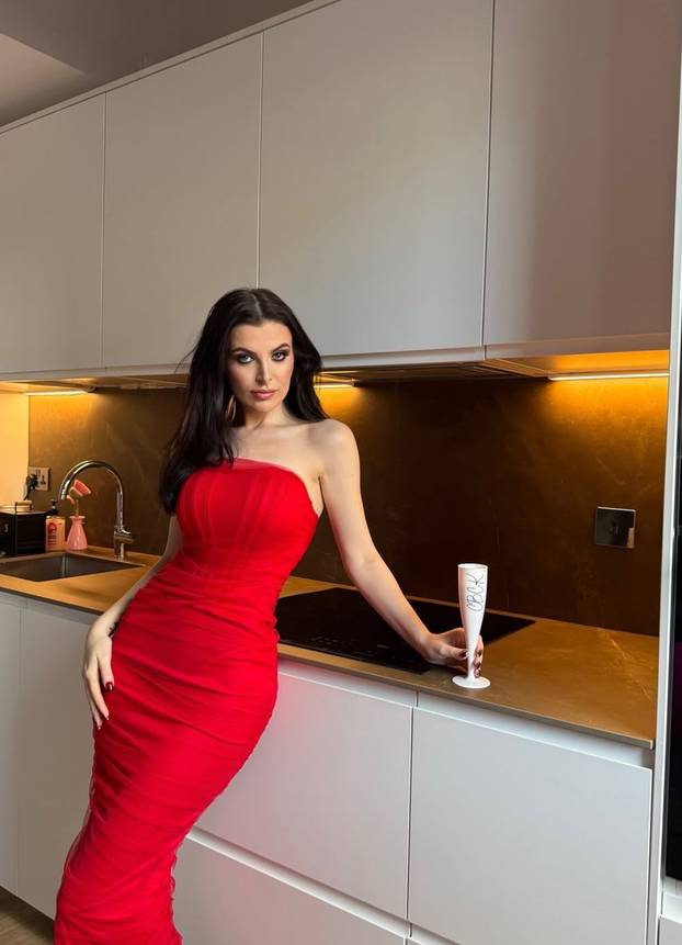 FOTO 'Svi misle da sam glupa jer poziram gola, a završila sam studij na Harvardu!'