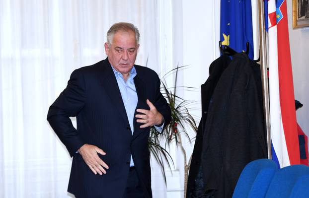 FOTO Ćaća je izašao iz zatvora: Uspon i pad bivšeg premijera, iza rešetaka proveo 10 godina